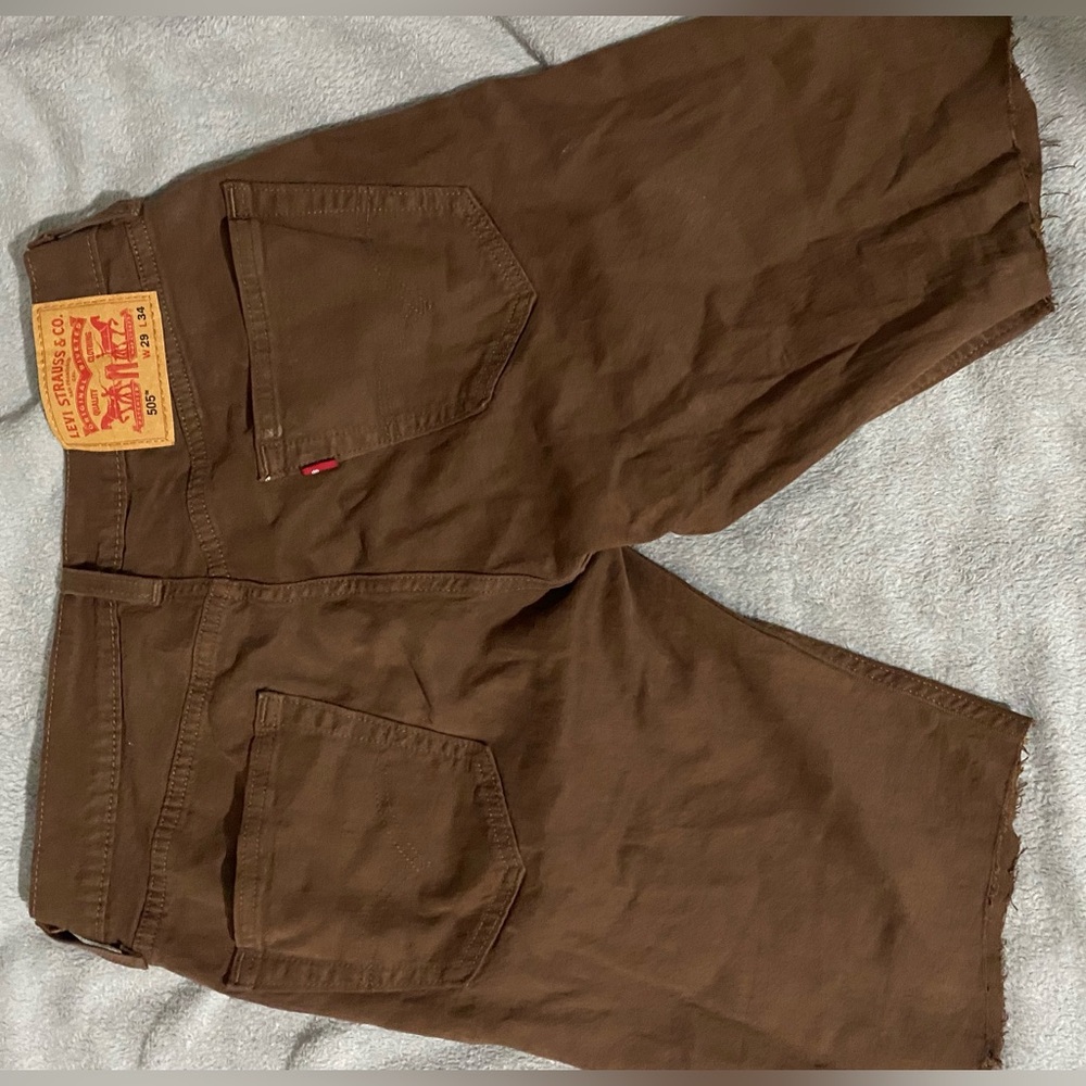 Brown Levi’s jean shorts